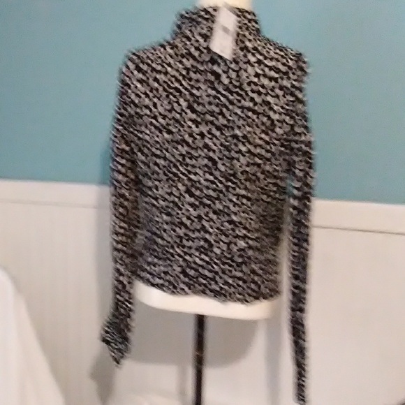 SALE Forever 21 Button Down Crop Top. Size M - Picture 4 of 6